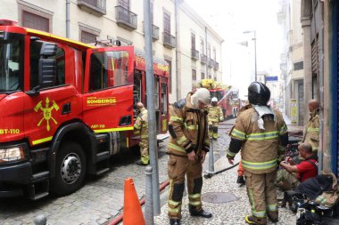 Rio de Janeiro (rj), Brezilya 10 / 22 / 2025 - Rio de Janeiro 'nun orta kesimindeki gabinete portugues de Leitura' nın hemen yanındaki Rua Luis de Camoes 'un 16 numarasında bir yangın yüzyıllık bir mülkü vurdu.