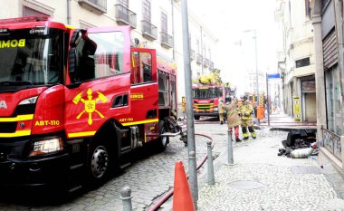 Rio de Janeiro (rj), Brezilya 10 / 22 / 2025 - Rio de Janeiro 'nun orta kesimindeki gabinete portugues de Leitura' nın hemen yanındaki Rua Luis de Camoes 'un 16 numarasında bir yangın yüzyıllık bir mülkü vurdu.