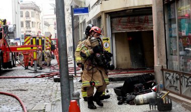 Rio de Janeiro (rj), Brezilya 10 / 22 / 2025 - Rio de Janeiro 'nun orta kesimindeki gabinete portugues de Leitura' nın hemen yanındaki Rua Luis de Camoes 'un 16 numarasında bir yangın yüzyıllık bir mülkü vurdu.