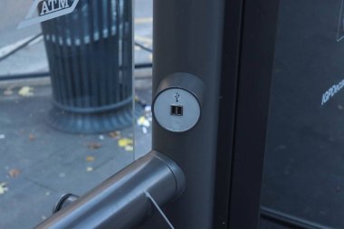 Milan (İtalya) - 10 / 24 / 2025 - Daha sıcak bir sonbahar günü, 24 Ekim 2025 Cuma günü Milano şehir merkezinde insan dolaşımını artırdı. (Edson De Souza / Yeniler 2) 