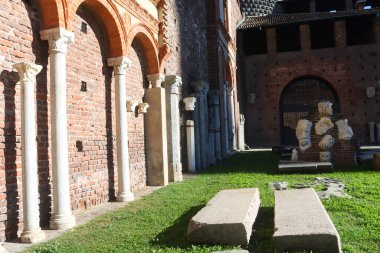 Milan (İtalya), 10 / 24 / 2025 - Milano 'daki Sforza Kalesi' nde bugün çok fazla insan hareket ediyor. Sforza Kalesi, 15. yüzyılda Francesco Sforza (Edson de souza / the new ws2) tarafından inşa edilmiştir.)