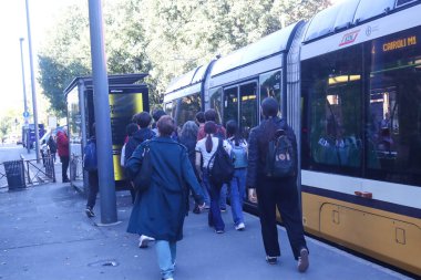 Milan (İtalya) - 10 / 24 / 2025 - Daha sıcak bir sonbahar günü, 24 Ekim 2025 Cuma günü Milano şehir merkezinde insan dolaşımını artırdı. (Edson De Souza / Yeniler 2) 