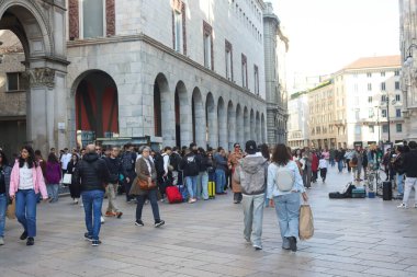 Milan (İtalya), 10 / 25 / 2025 - hafif ateşle keyifli bir sonbahar günü Milano ve turistler için Milano sokaklarında gezinti davetiyesi oldu (Edson de souza / theenews2)