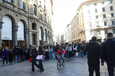 Milan (İtalya), 10 / 25 / 2025 - hafif ateşle keyifli bir sonbahar günü Milano ve turistler için Milano sokaklarında gezinti davetiyesi oldu (Edson de souza / theenews2)