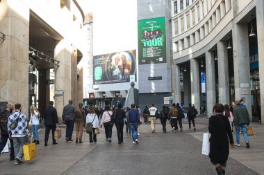 Milan (İtalya), 10 / 25 / 2025 - hafif ateşle keyifli bir sonbahar günü Milano ve turistler için Milano sokaklarında gezinti davetiyesi oldu (Edson de souza / theenews2)