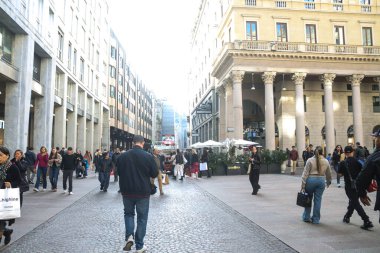 Milan (İtalya), 10 / 25 / 2025 - hafif ateşle keyifli bir sonbahar günü Milano ve turistler için Milano sokaklarında gezinti davetiyesi oldu (Edson de souza / theenews2)