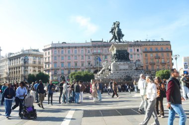 Milan (İtalya), 10 / 25 / 2025 - 25 Ekim 2025 Cumartesi günü, Milano 'daki Piazza del Duomo' da büyük bir insan hareketi vardı. (Edson De Souza / Yeniler 2) 