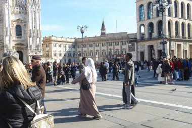 Milan (İtalya), 10 / 25 / 2025 - 25 Ekim 2025 Cumartesi günü, Milano 'daki Piazza del Duomo' da büyük bir insan hareketi vardı. (Edson De Souza / Yeniler 2) 