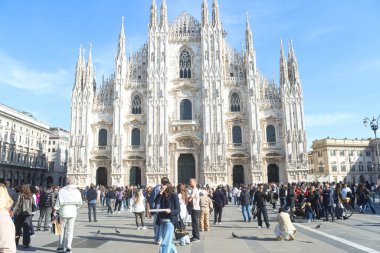 Milan (İtalya), 10 / 25 / 2025 - 25 Ekim 2025 Cumartesi günü, Milano 'daki Piazza del Duomo' da büyük bir insan hareketi vardı. (Edson De Souza / Yeniler 2) 