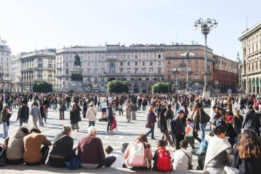 Milan (İtalya), 10 / 25 / 2025 - 25 Ekim 2025 Cumartesi günü, Milano 'daki Piazza del Duomo' da büyük bir insan hareketi vardı. (Edson De Souza / Yeniler 2) 