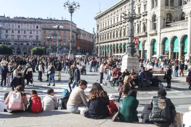 Milan (İtalya), 10 / 25 / 2025 - 25 Ekim 2025 Cumartesi günü, Milano 'daki Piazza del Duomo' da büyük bir insan hareketi vardı. (Edson De Souza / Yeniler 2) 