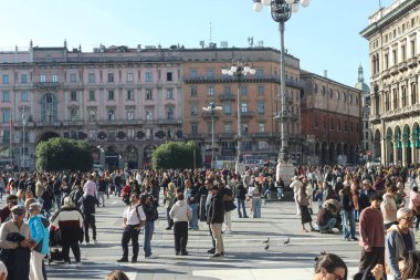 Milan (İtalya), 10 / 25 / 2025 - 25 Ekim 2025 Cumartesi günü, Milano 'daki Piazza del Duomo' da büyük bir insan hareketi vardı. (Edson De Souza / Yeniler 2) 