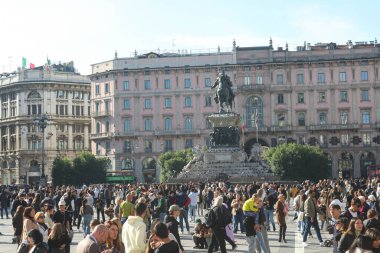 Milan (İtalya), 10 / 25 / 2025 - 25 Ekim 2025 Cumartesi günü, Milano 'daki Piazza del Duomo' da büyük bir insan hareketi vardı. (Edson De Souza / Yeniler 2) 
