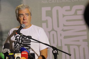 Sao Paulo (sp), Brezilya 10 / 25 / 2025, Vladimir Herzog 'un oğlu İbo Herzog, Vlado' dan 50 yıl sonra Paulista 'nın merkez ve tarihi bölgesinde katedrale katıldı. 