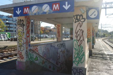 Milan (İtalya), 26 Ekim 2025 - Milano 'da gezinirken, Milan Porta Cenova İstasyonu' nda tarihle bir karşılaşma yaşandı. Açılış tarihi 17 Ocak 1870, başlangıçta Milan Porta Ticinese (Edson de souza / thenews2)