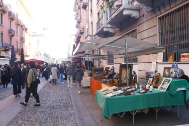 Milan (İtalya), 10 / 26 / 2025 - 26 Ekim 2025 Pazar günü öğleden sonra, Milano 'daki Naviglio Grande' de büyük bir insan hareketi vardı. (Edson de souza / the newws2)