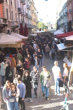 Milan (İtalya), 10 / 26 / 2025 - 26 Ekim 2025 Pazar günü öğleden sonra, Milano 'daki Naviglio Grande' de büyük bir insan hareketi vardı. (Edson de souza / the newws2)
