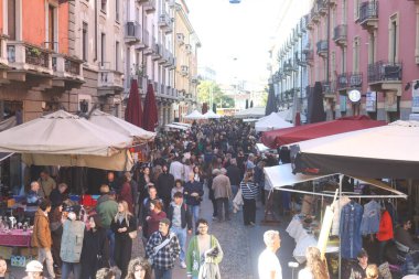 Milan (İtalya), 10 / 26 / 2025 - 26 Ekim 2025 Pazar günü öğleden sonra, Milano 'daki Naviglio Grande' de büyük bir insan hareketi vardı. (Edson de souza / the newws2)