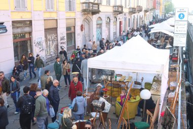 Milan (İtalya), 10 / 26 / 2025 - 26 Ekim 2025 Pazar günü öğleden sonra, Milano 'daki Naviglio Grande' de büyük bir insan hareketi vardı. (Edson de souza / the newws2)