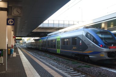 Milan (İtalya), 10 / 27 / 2025 - Milano 'daki Porta Garibaldi Tren İstasyonu Como' ya giden treni yakalamak için iyi bir seçenek, Malpensa Havaalanı treni yarım saatte bir kalkıyor ve 15.00 avro tutuyor. (Edson de souza / the newws2)