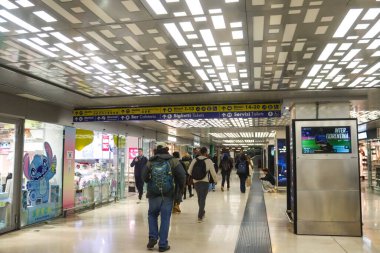 Milan (İtalya), 10 / 27 / 2025 - Milano 'daki Porta Garibaldi Tren İstasyonu Como' ya giden treni yakalamak için iyi bir seçenek, Malpensa Havaalanı treni yarım saatte bir kalkıyor ve 15.00 avro tutuyor. (Edson de souza / the newws2)