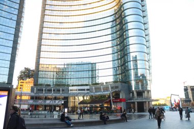 Milano (İtalya), 10 / 27 / 2025 - Piazza Gae Aulenti / Milan- Piazza Gae Aulenti ve çevre bölgelerde 27 Ekim 2025 günü öğleden sonra büyük bir insan hareketi vardı. (Edson De Souza / Yeniler 2) 