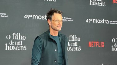 Sao Paulo (SP), Brezilya 27 Ekim 2025 - Aktör Rodrigo Santoro ve oyuncu kadrosu Sao Paulo 'da düzenlenen 49. Uluslararası Film Festivali' nde Bin Adamın Oğlu (oslaim brito / theenews2)