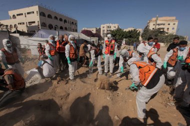 Kurtarma ekibi El Katiba Bölgesi-Gazze 'de 70 ceset buldu. 28 Ekim 2025, Gazze, Filistin