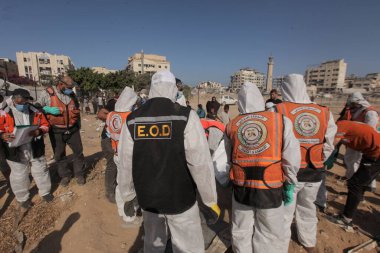 Kurtarma ekibi El Katiba Bölgesi-Gazze 'de 70 ceset buldu. 28 Ekim 2025, Gazze, Filistin