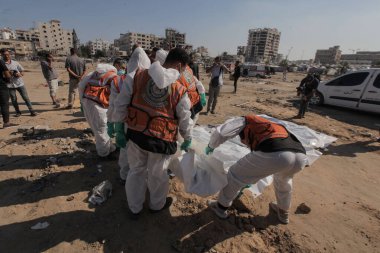 Kurtarma ekibi El Katiba Bölgesi-Gazze 'de 70 ceset buldu. 28 Ekim 2025, Gazze, Filistin