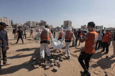 Kurtarma ekibi El Katiba Bölgesi-Gazze 'de 70 ceset buldu. 28 Ekim 2025, Gazze, Filistin