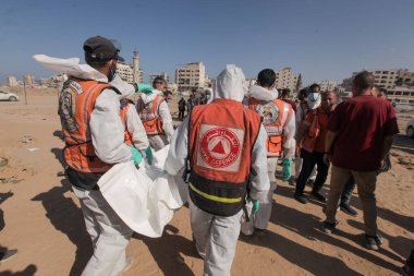 Kurtarma ekibi El Katiba Bölgesi-Gazze 'de 70 ceset buldu. 28 Ekim 2025, Gazze, Filistin