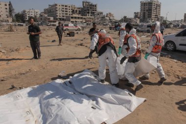 Kurtarma ekibi El Katiba Bölgesi-Gazze 'de 70 ceset buldu. 28 Ekim 2025, Gazze, Filistin