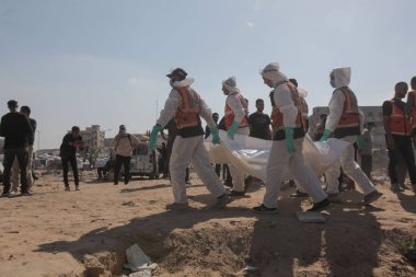 Kurtarma ekibi El Katiba Bölgesi-Gazze 'de 70 ceset buldu. 28 Ekim 2025, Gazze, Filistin