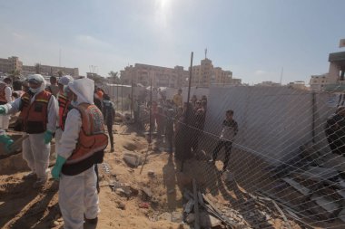 Kurtarma ekibi El Katiba Bölgesi-Gazze 'de 70 ceset buldu. 28 Ekim 2025, Gazze, Filistin