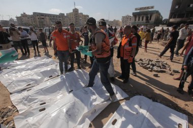 Kurtarma ekibi El Katiba Bölgesi-Gazze 'de 70 ceset buldu. 28 Ekim 2025, Gazze, Filistin