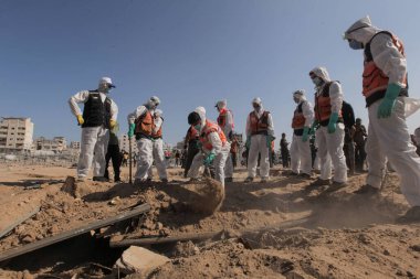 Kurtarma ekibi El Katiba Bölgesi-Gazze 'de 70 ceset buldu. 28 Ekim 2025, Gazze, Filistin