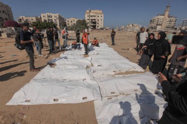 Kurtarma ekibi El Katiba Bölgesi-Gazze 'de 70 ceset buldu. 28 Ekim 2025, Gazze, Filistin