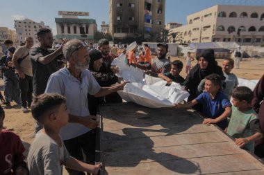 Kurtarma ekibi El Katiba Bölgesi-Gazze 'de 70 ceset buldu. 28 Ekim 2025, Gazze, Filistin