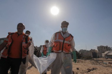 Kurtarma ekibi El Katiba Bölgesi-Gazze 'de 70 ceset buldu. 28 Ekim 2025, Gazze, Filistin