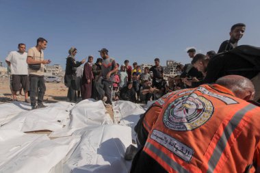 Kurtarma ekibi El Katiba Bölgesi-Gazze 'de 70 ceset buldu. 28 Ekim 2025, Gazze, Filistin