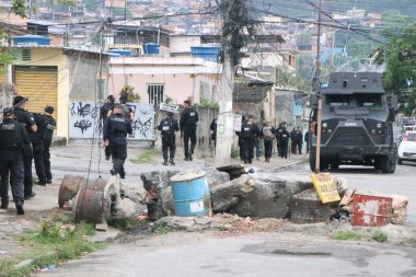 Rio de Janeiro (RJ), 10 / 28 / 25 - Penha ve Alemao komplekslerindeki 2 bin 500 polis memurunun desteğiyle bu Salı günü, 28 Ekim 2025 tarihinde, kaçakçılık ve araç hırsızlığıyla mücadele edildi. (Jos Lucena / Newws2)