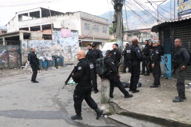 Rio de Janeiro (RJ), 10 / 28 / 25 - Penha ve Alemao komplekslerindeki 2 bin 500 polis memurunun desteğiyle bu Salı günü, 28 Ekim 2025 tarihinde, kaçakçılık ve araç hırsızlığıyla mücadele edildi. (Jos Lucena / Newws2)
