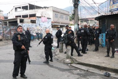 Rio de Janeiro (RJ), 10 / 28 / 25 - Penha ve Alemao komplekslerindeki 2 bin 500 polis memurunun desteğiyle bu Salı günü, 28 Ekim 2025 tarihinde, kaçakçılık ve araç hırsızlığıyla mücadele edildi. (Jos Lucena / Newws2)