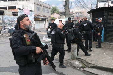 Rio de Janeiro (RJ), 10 / 28 / 25 - Penha ve Alemao komplekslerindeki 2 bin 500 polis memurunun desteğiyle bu Salı günü, 28 Ekim 2025 tarihinde, kaçakçılık ve araç hırsızlığıyla mücadele edildi. (Jos Lucena / Newws2)