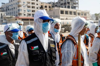 Sivil savunma ekipleri Gazze 'deki savaş sırasında şehit olanların bir çoğunu Gazze' nin güneyindeki El Katiba bölgesindeki El-Katiba bölgesinden kurtardılar. 28 Ekim 2025, Gazze, Filistin 