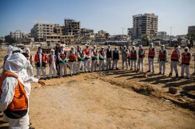 Sivil savunma ekipleri Gazze 'deki savaş sırasında şehit olanların bir çoğunu Gazze' nin güneyindeki El Katiba bölgesindeki El-Katiba bölgesinden kurtardılar. 28 Ekim 2025, Gazze, Filistin 