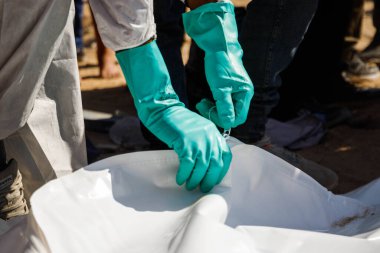 Sivil savunma ekipleri Gazze 'deki savaş sırasında şehit olanların bir çoğunu Gazze' nin güneyindeki El Katiba bölgesindeki El-Katiba bölgesinden kurtardılar. 28 Ekim 2025, Gazze, Filistin 