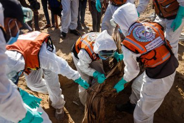 Sivil savunma ekipleri Gazze 'deki savaş sırasında şehit olanların bir çoğunu Gazze' nin güneyindeki El Katiba bölgesindeki El-Katiba bölgesinden kurtardılar. 28 Ekim 2025, Gazze, Filistin 