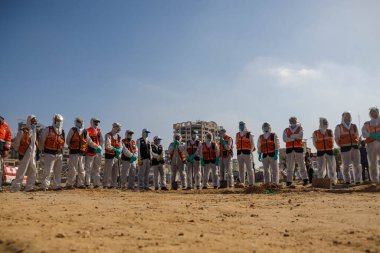 Sivil savunma ekipleri Gazze 'deki savaş sırasında şehit olanların bir çoğunu Gazze' nin güneyindeki El Katiba bölgesindeki El-Katiba bölgesinden kurtardılar. 28 Ekim 2025, Gazze, Filistin 